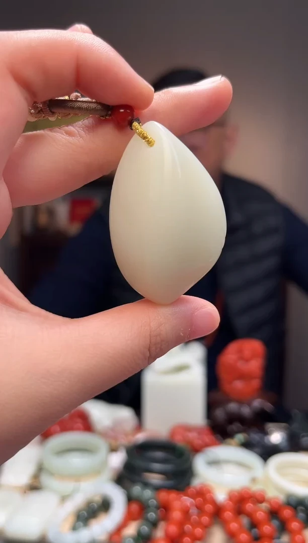 颈饰未镶嵌和田玉吊坠