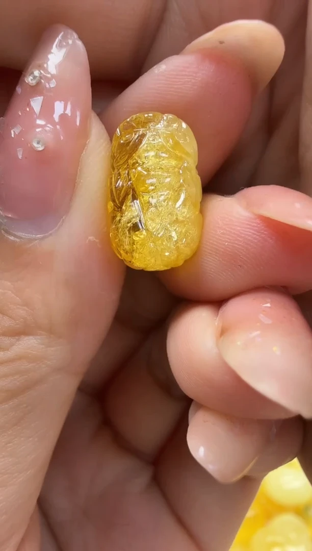 未镶嵌琥珀裸石如图