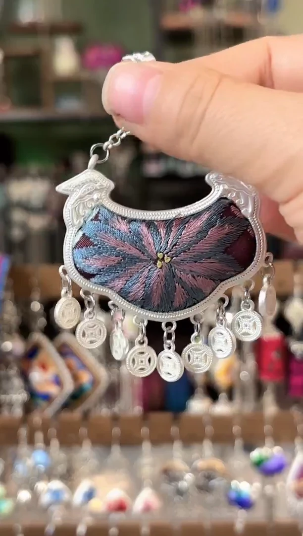 彩云南阁非遗老绣苗银饰品214