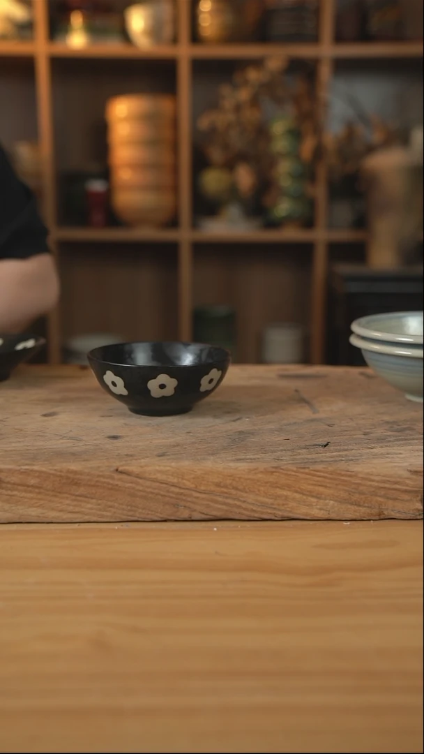 黑色雕刻小花的4.8英寸小圆碗