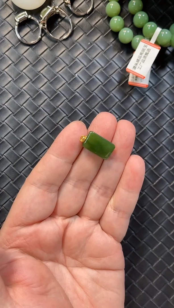 颈饰18K金镶嵌和田玉（碧玉）包容款小方糖吊坠