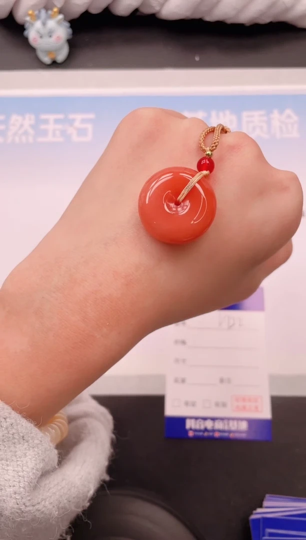 颈饰未镶嵌石英质玉桃花平安扣