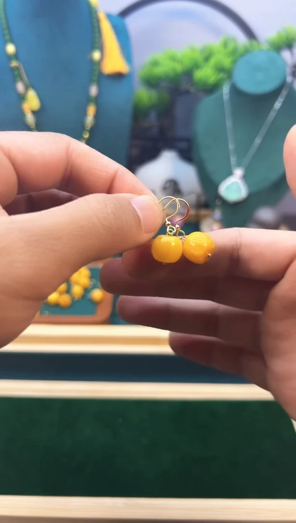 14K金镶嵌蜜蜡耳饰E01