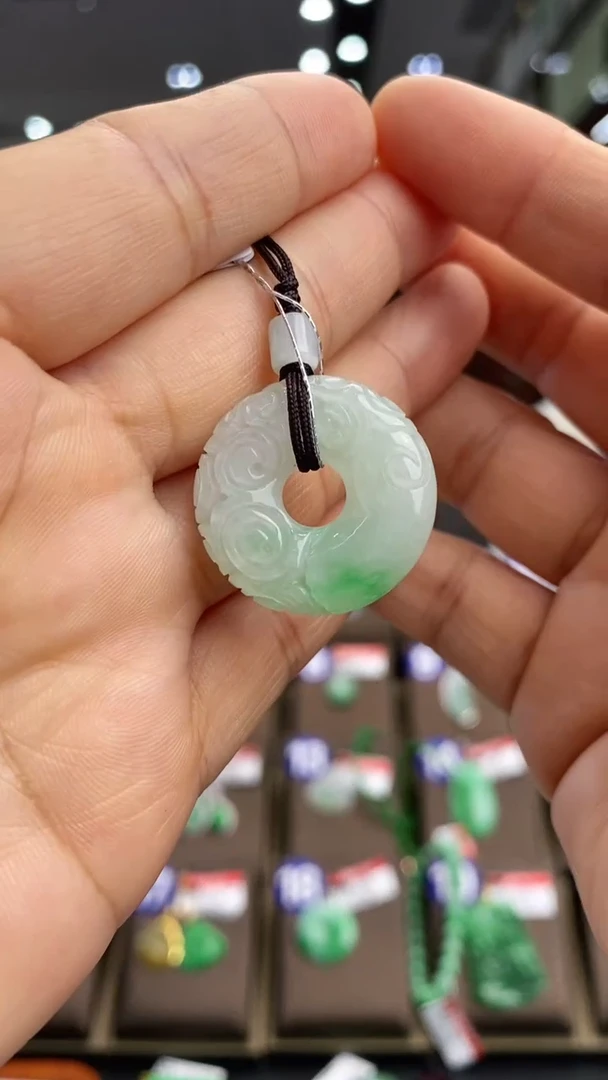 翡翠未镶嵌颈饰甜甜圈