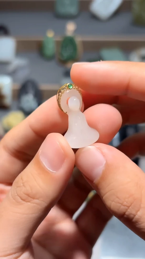 颈饰18K金镶嵌和田玉白玉佛光