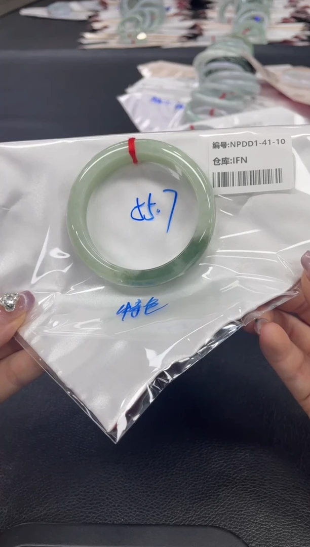 翡翠手镯未镶嵌翡翠手镯