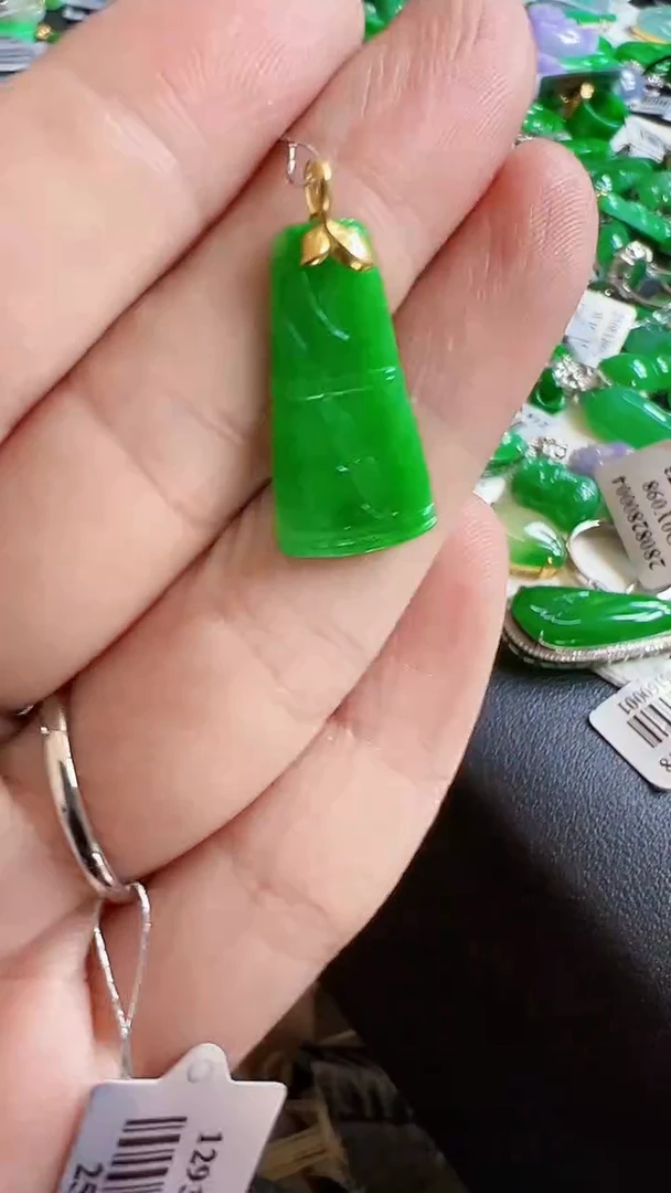 颈饰18K金镶嵌翡翠晴竹子