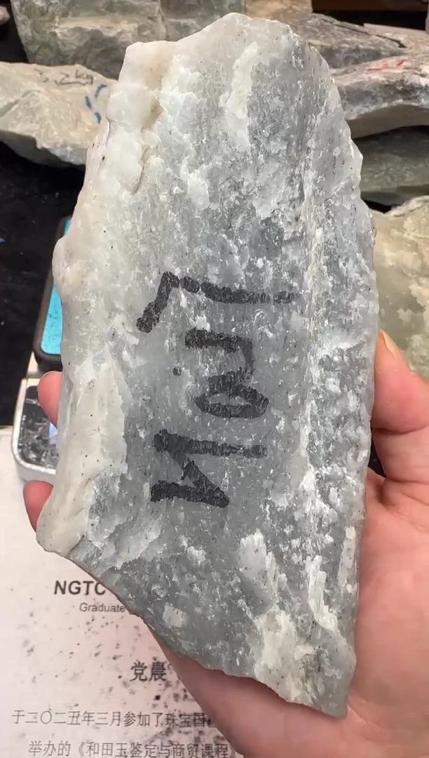 未镶嵌根据客户要求定制和田玉细*莎-新疆和田玉黑山料