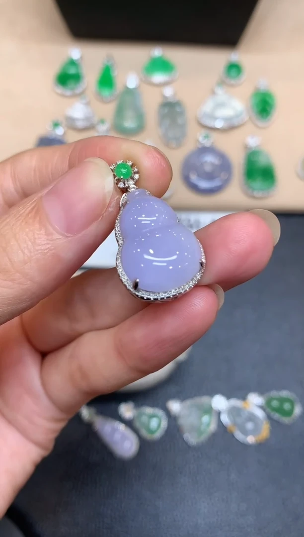 颈饰18K金镶嵌翡翠葫芦【无服务费