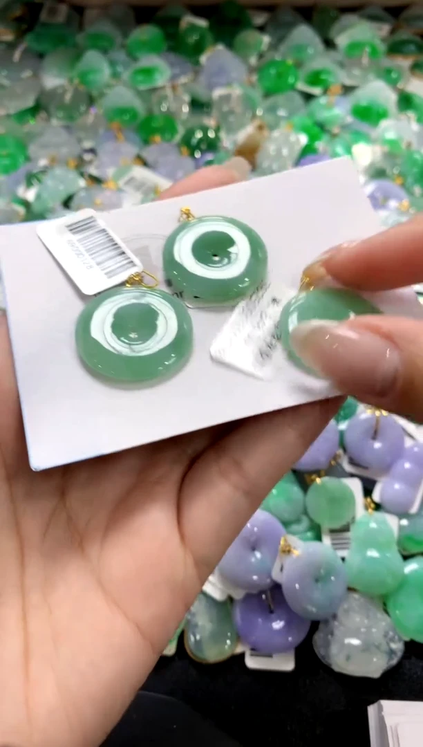 翡翠18K金镶嵌颈饰多样性发其一）