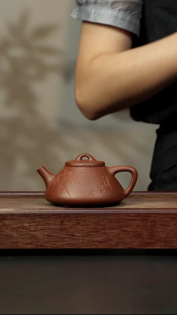 紫砂茶壶红降坡 刻竹子冶石瓢