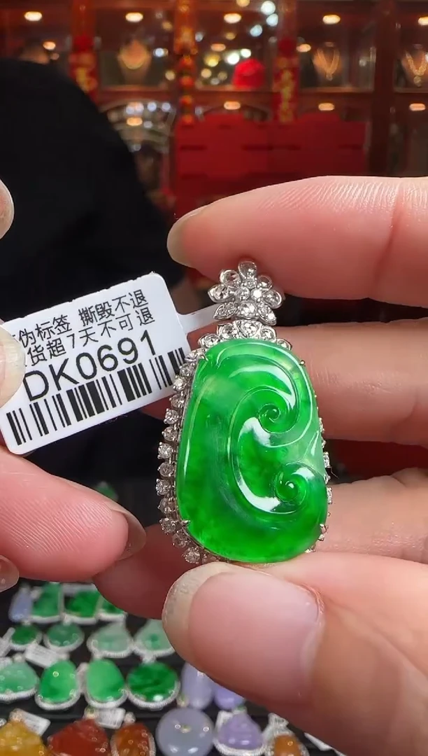 翡翠18K金镶嵌颈饰DK0691冰辣绿如意