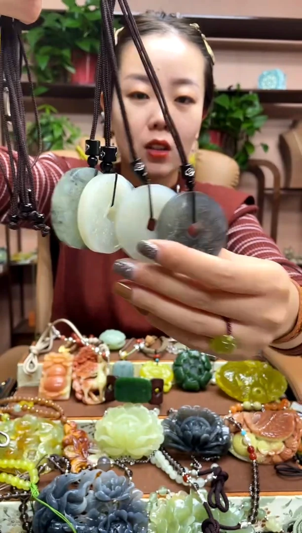 未镶嵌岫玉颈饰多样性发货发其中之一微瑕