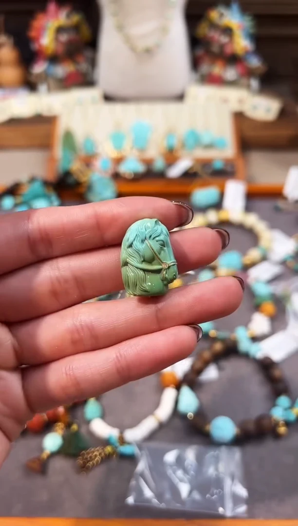 未镶嵌绿松石配饰马首