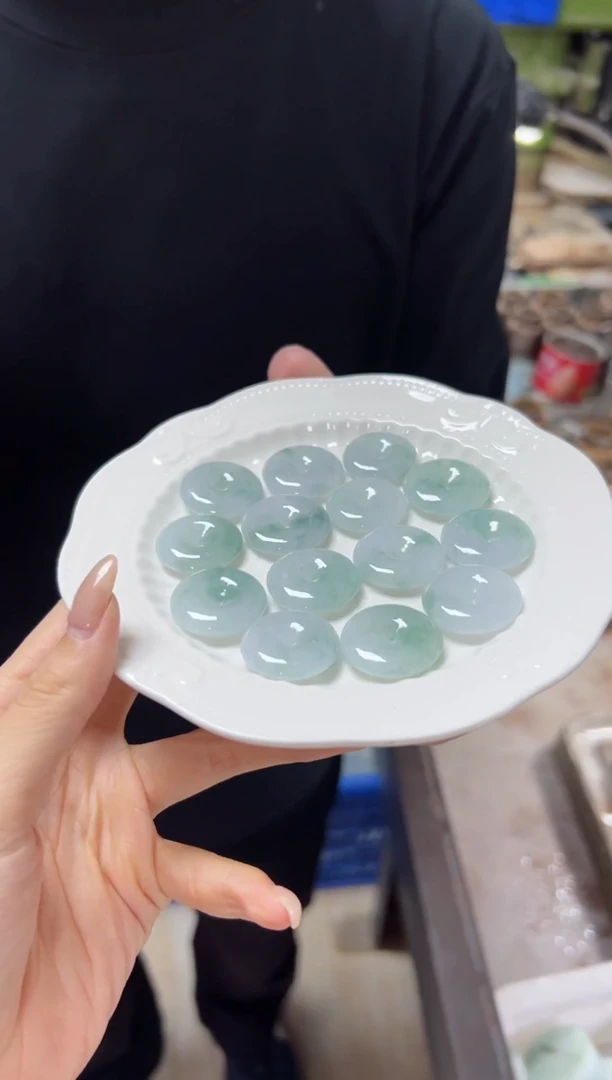 翡翠挂件未镶嵌多样性发一件/配绳