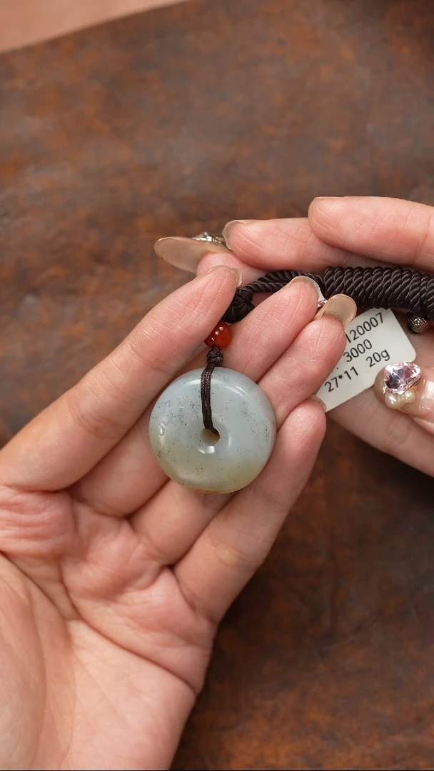 颈饰未镶嵌和田玉吊坠  1