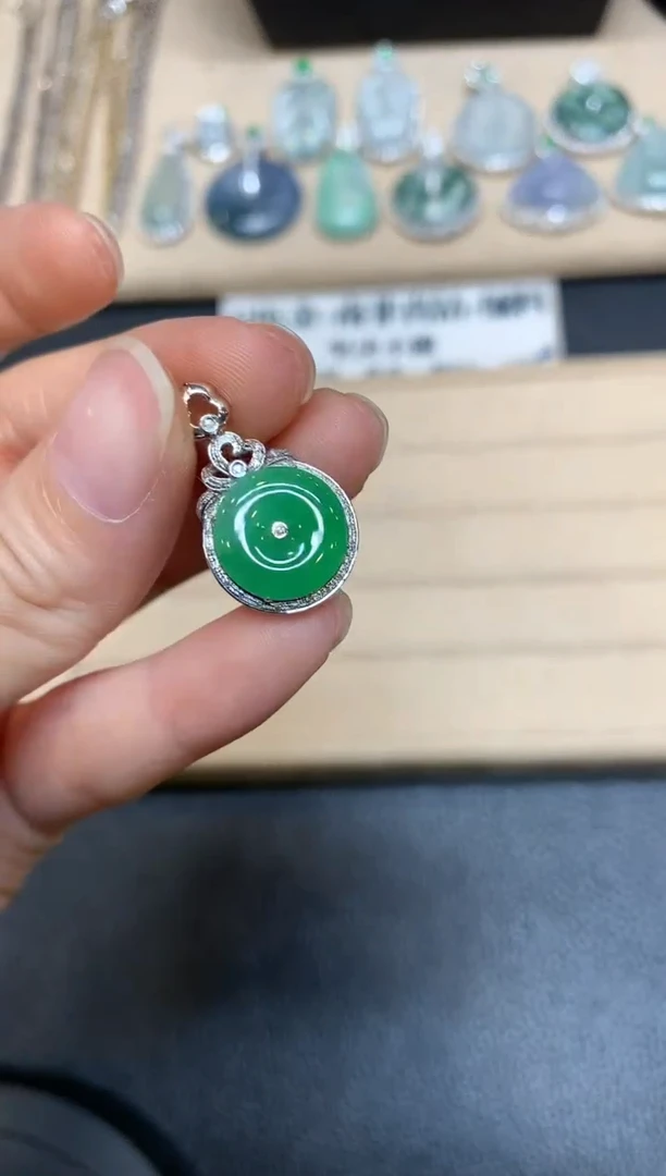 【闪购商品】翡翠颈饰18K金镶嵌平安扣【无服务费