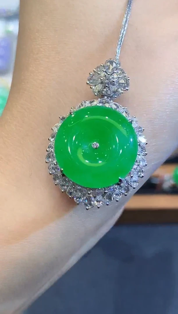 吊坠(不含链)18K金镶嵌翡翠卿多样性发其一