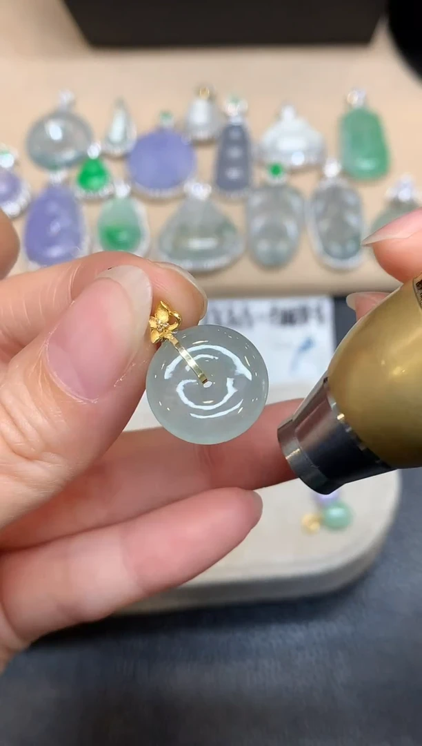 颈饰18K金镶嵌翡翠平安扣【无服务费