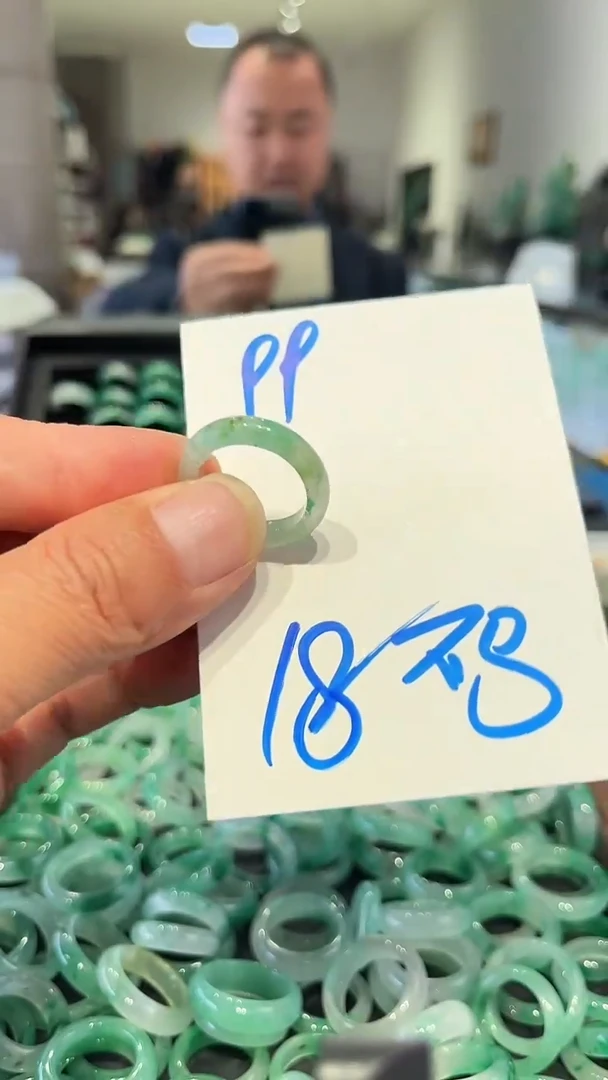 未镶嵌戒圈石英质玉非洲翠