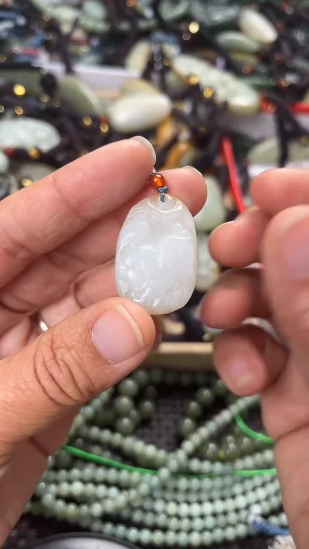 【闪购商品】和田玉颈饰未镶嵌多样性发货没有证书，拍一发一.有瑕