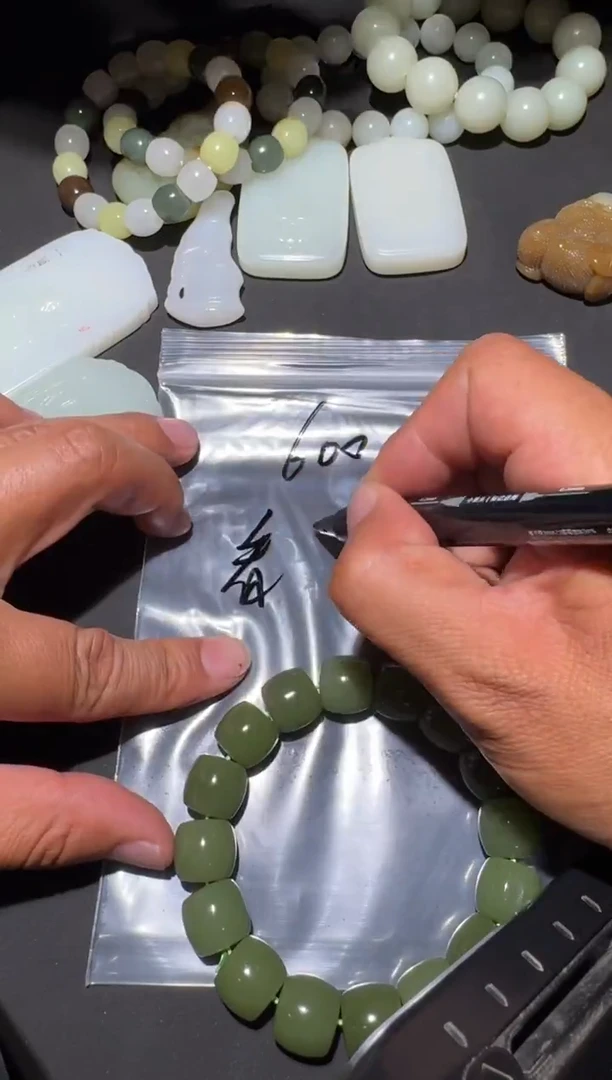 未镶嵌和田玉（糖玉）挂件和田玉