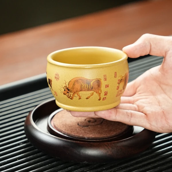 宜兴原矿段泥手工刻绘描金五牛紫砂主人杯 LY
