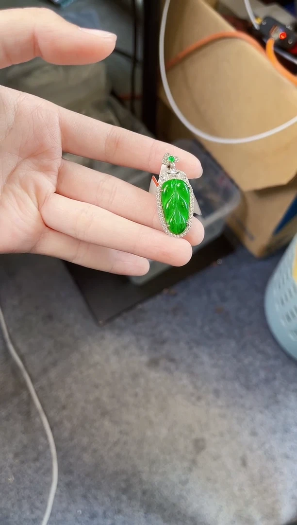 翡翠银S925镶嵌颈饰叶子吊坠