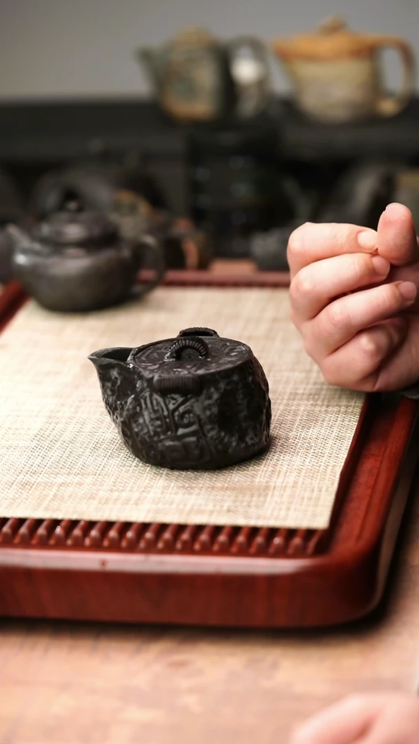 中式归玉堂冰碛岩重工雕刻饕餮宝瓶壶