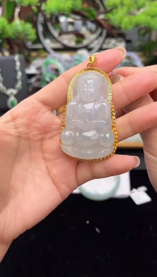 颈饰足金镶嵌翡翠吊坠