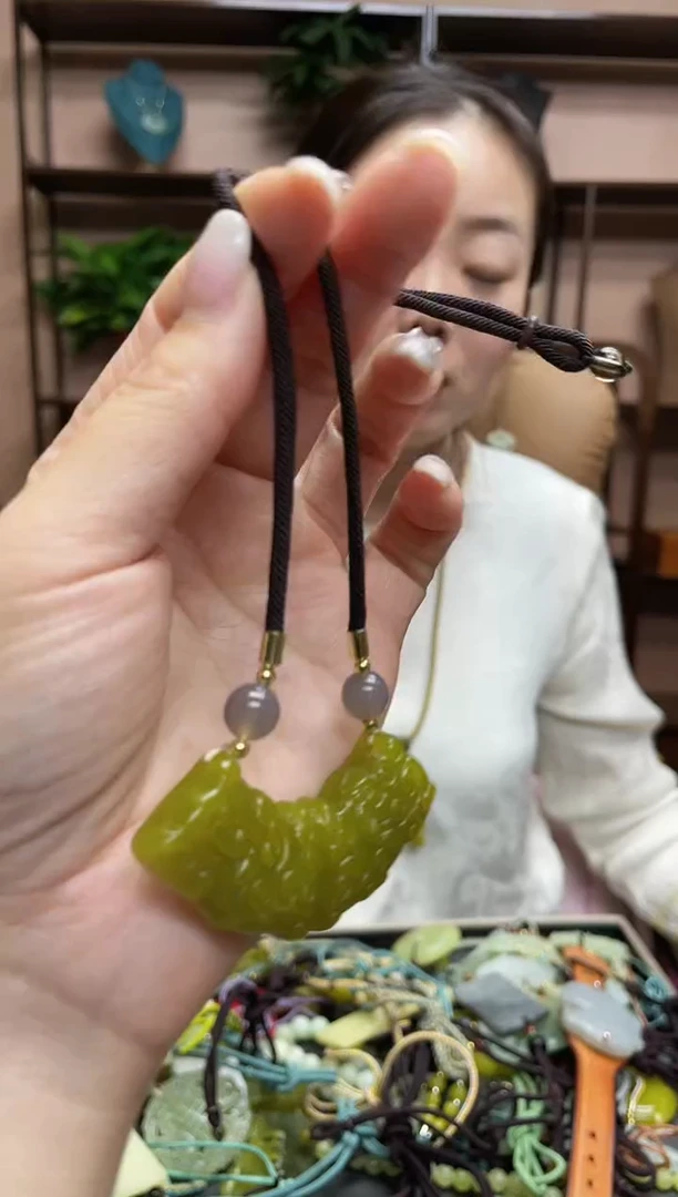 【闪购商品】蛇纹石玉颈饰未镶嵌·