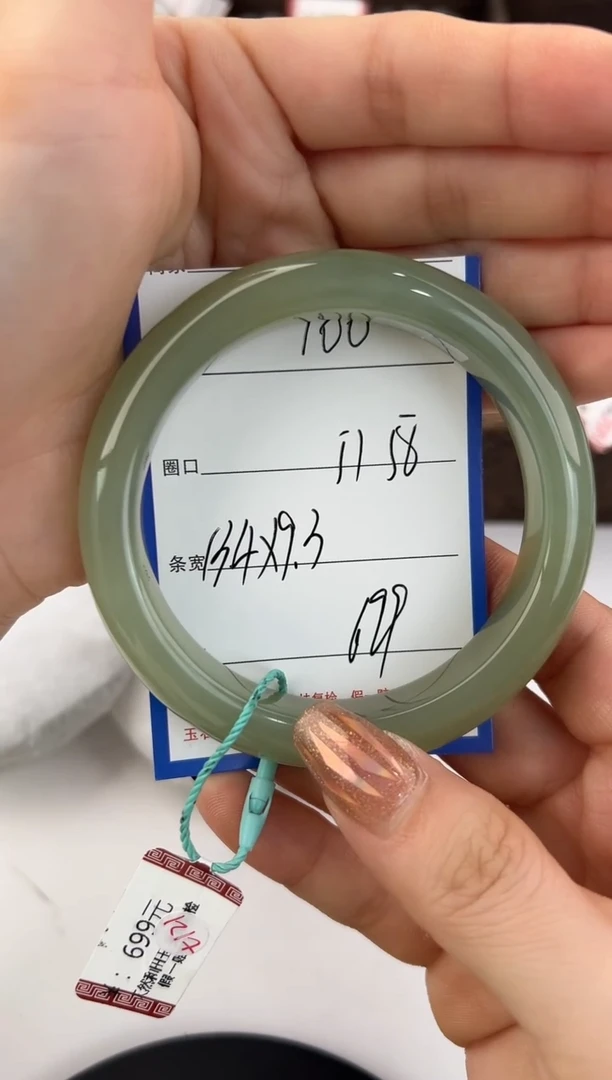 未镶嵌手镯和田玉100颜色微差无瑕疵