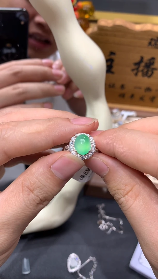 【闪购商品】翡翠裸石未镶嵌果绿蛋面