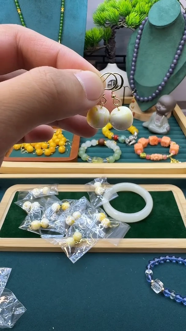 14K金镶嵌蜜蜡耳饰QW18