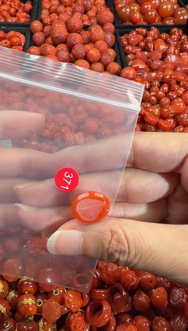 南红玛瑙未镶嵌颈饰1