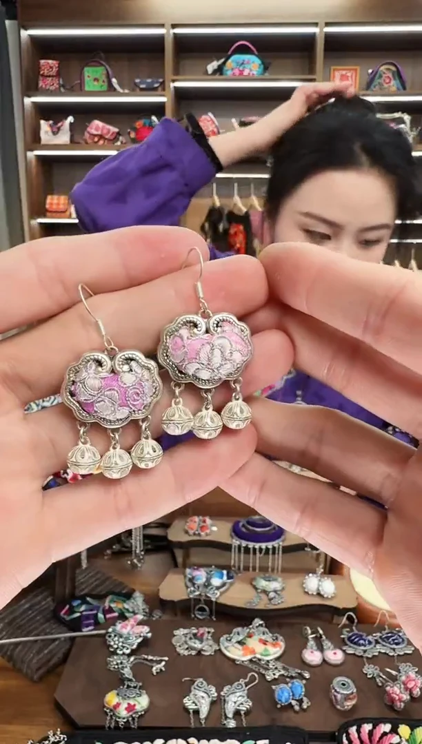 【闪购商品】织绣76蒙阿苏苗绣传承