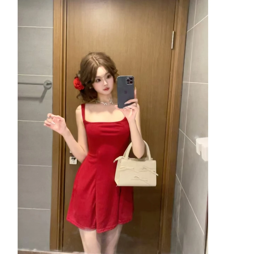 美野梨梨 超显白显瘦小红裙