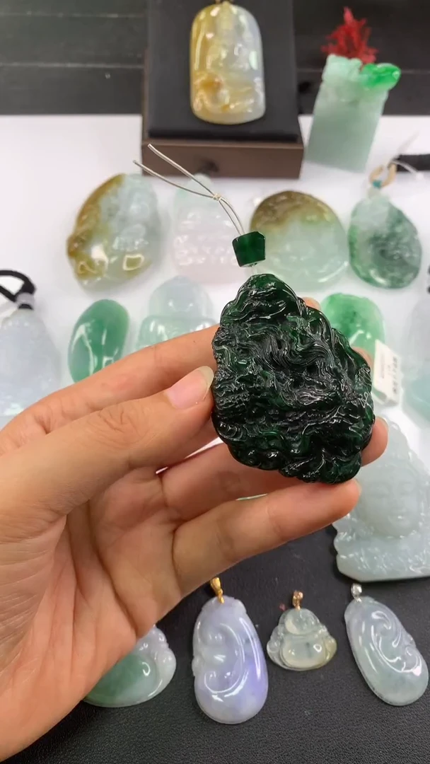 翡翠未镶嵌颈饰吊坠