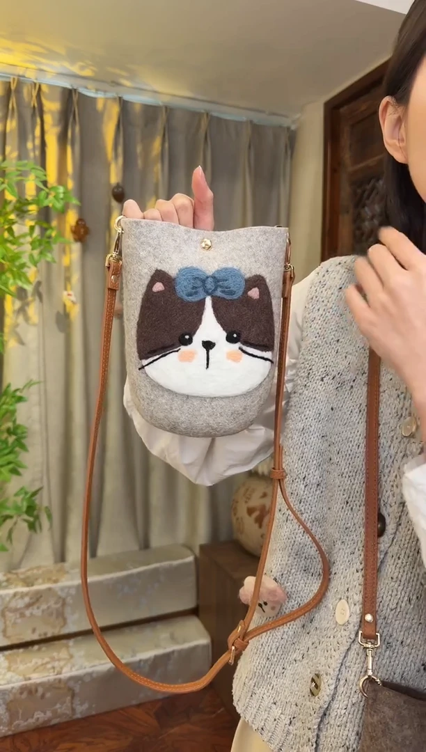 羊毛非遗羊毛毡包 手机包灰猫咪