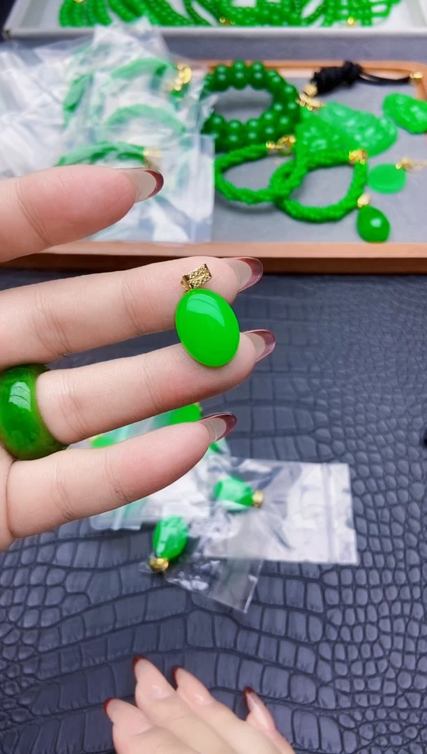 14K金镶嵌翡翠耳饰椭圆蛋面吊坠