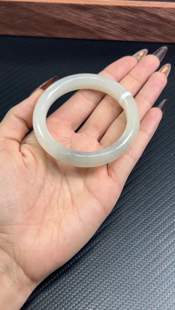 未镶嵌手镯和田玉黑山微色差55 Mm