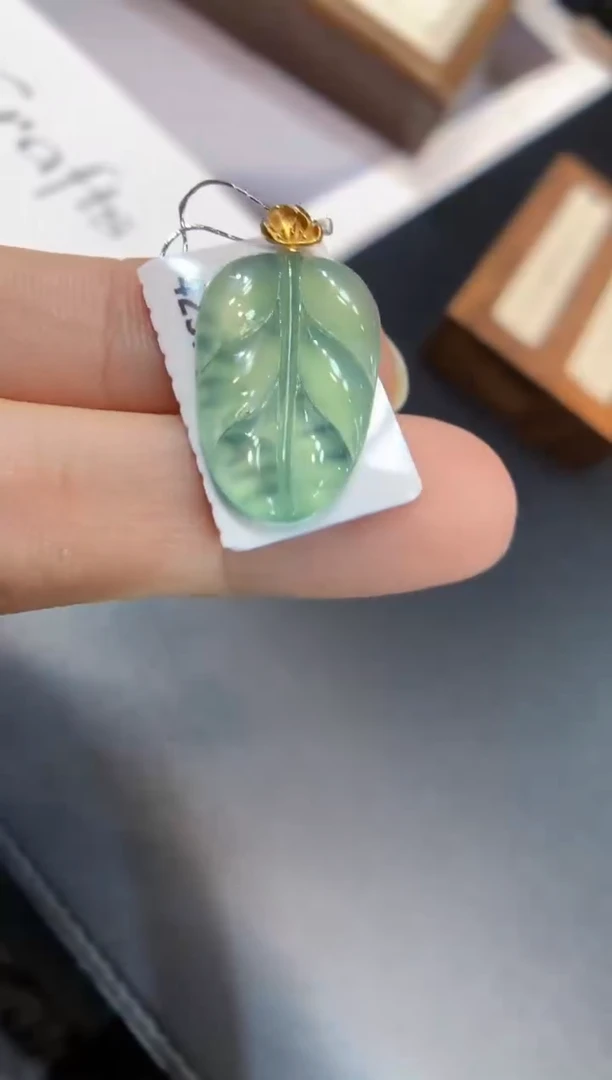 颈饰18K金镶嵌翡翠叶子