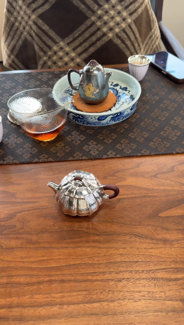 呆坐 手敲锤纹菱瓣三足石瓢壶