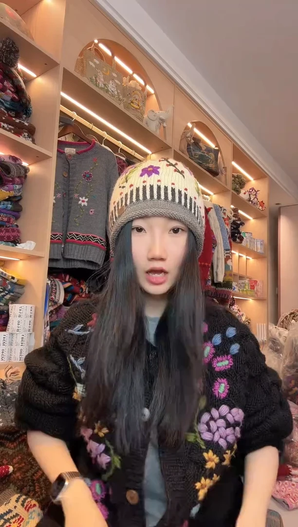 羊毛美利奴灰白色刺绣卷边