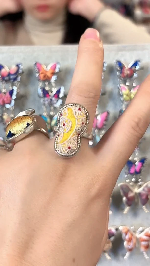 彩云南阁非遗老绣饰品521*