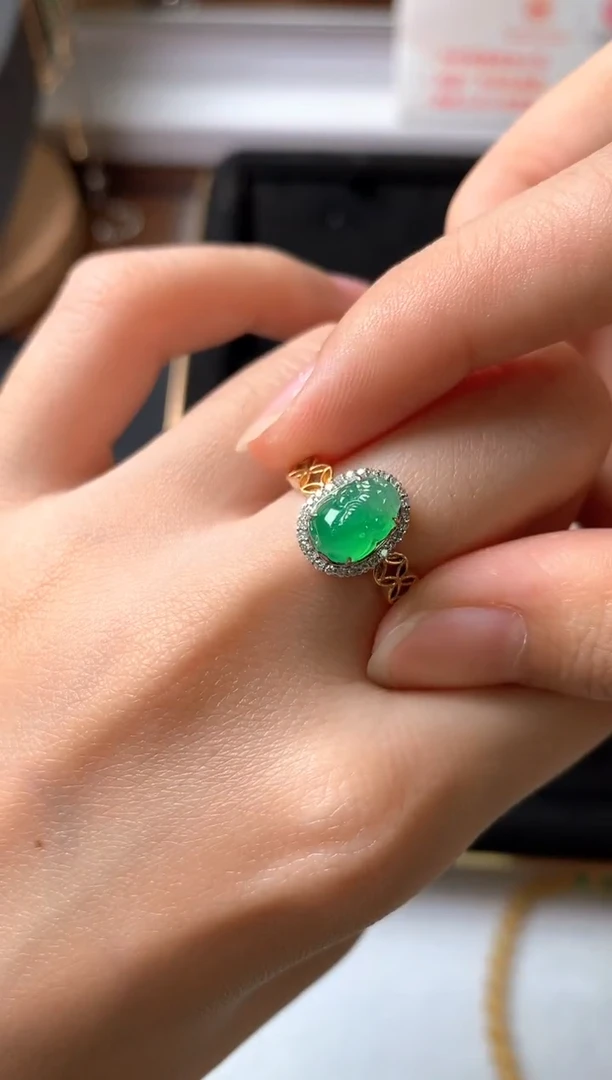 翡翠戒指18K金镶嵌戒指
