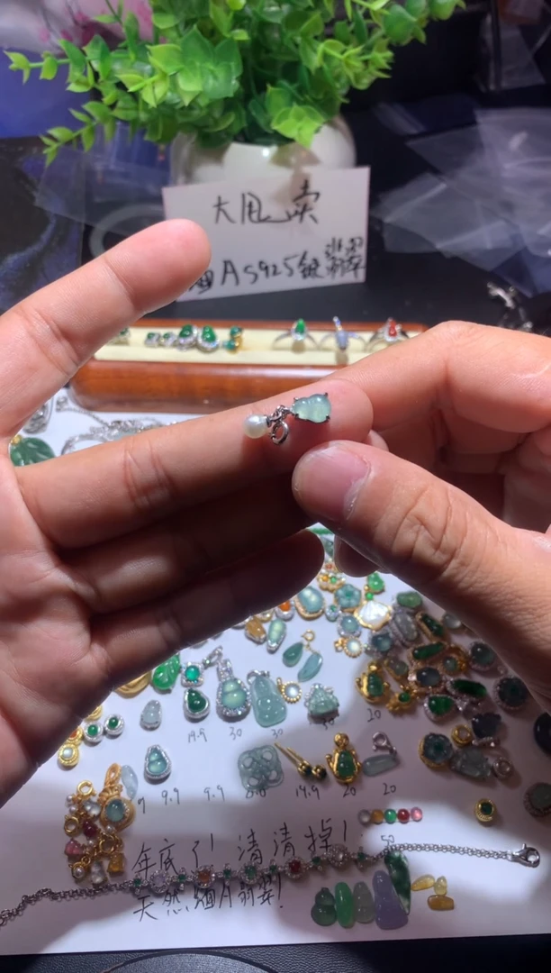 吊坠(不含链)未镶嵌翡翠是****?1