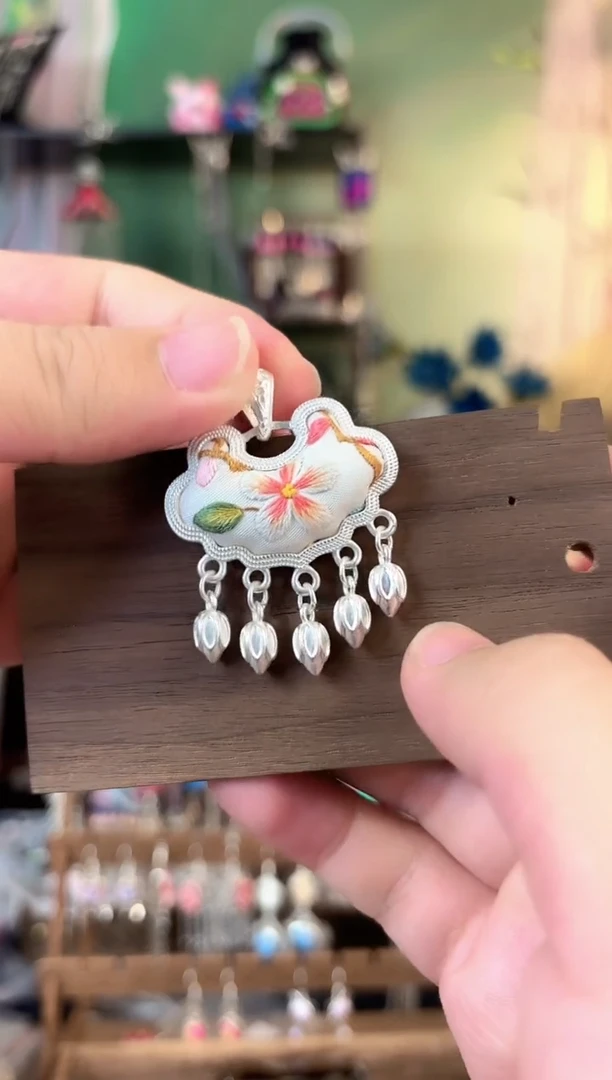 彩云南阁非遗老绣饰品005