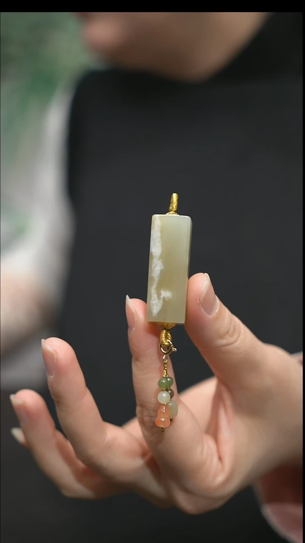 颈饰未镶嵌和田玉千****牵平安牌