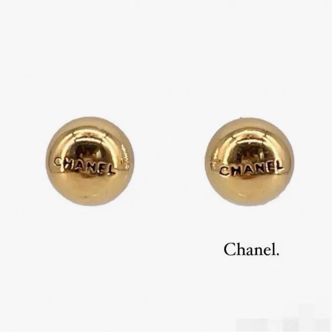 95新 Chanel/香奈儿 展会外场！金色圆形纽扣耳钉